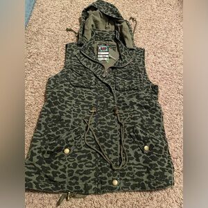 🖤 NWT~FASHIONOMICS CAMO VEST/JACKET for Ladies. Zip up Color:Green & Black SZ M